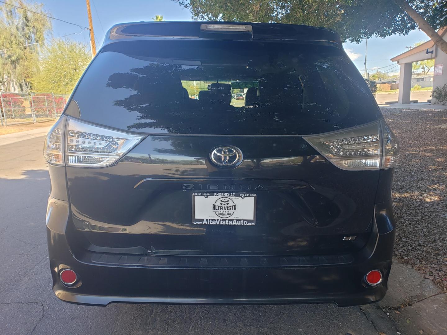 2013 /gray and black Toyota Sienna SE (5TDXK3DC9DS) with an 3.5L V6 DOHC 24V engine, 5-Speed Automatic transmission, located at 323 E Dunlap Ave., Phoenix, AZ, 85020, (602) 331-9000, 33.567677, -112.069000 - 2013 Toyota Sienna SE,....EXCELLENT condition,..... A Real Must See!!.... No accidents, Clean inside and out, Power everything, Ice cold ac, Third row seating, Rear ac second and third seats, Clean Gray and black interior with black cloth seats in near perfect condition and the van is gorgeous. Ster - Photo#7